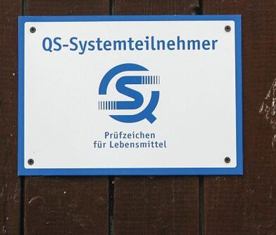 QS-Systemteilnehmer Schild an Stalltür