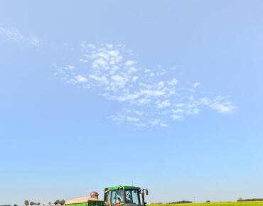 Traktor mit Sämaschine