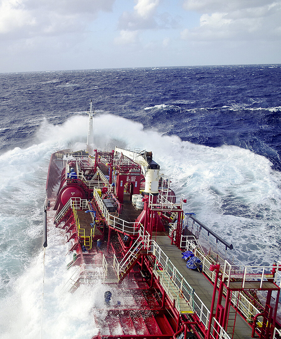Schiff im Wellengang