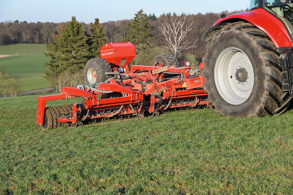 Grünland wird nachgesät