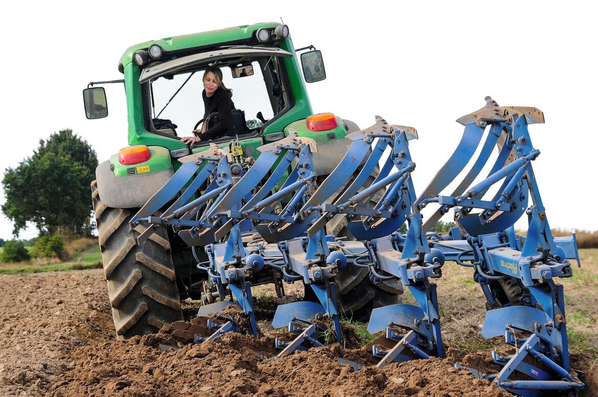 Landwirtin beim Pflügen