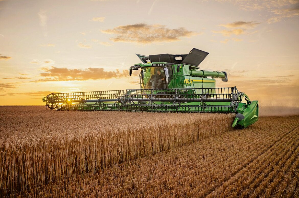 Mähdrescher im Weizenfeld